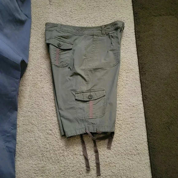 St. John's Bay Bermuda Shorts 6 NWOT - Picture 1 of 3